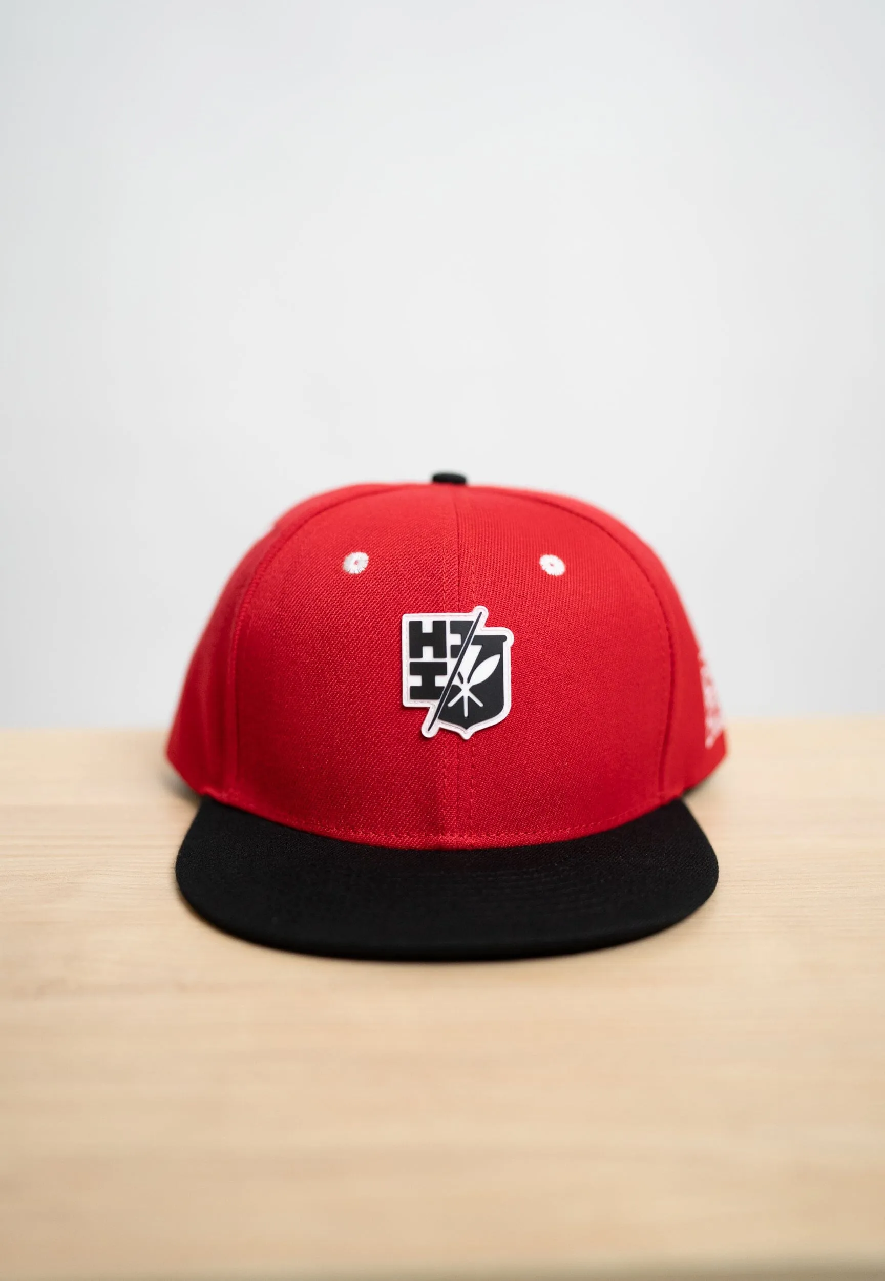 RED & BLACK SPLIT LOGO HAT